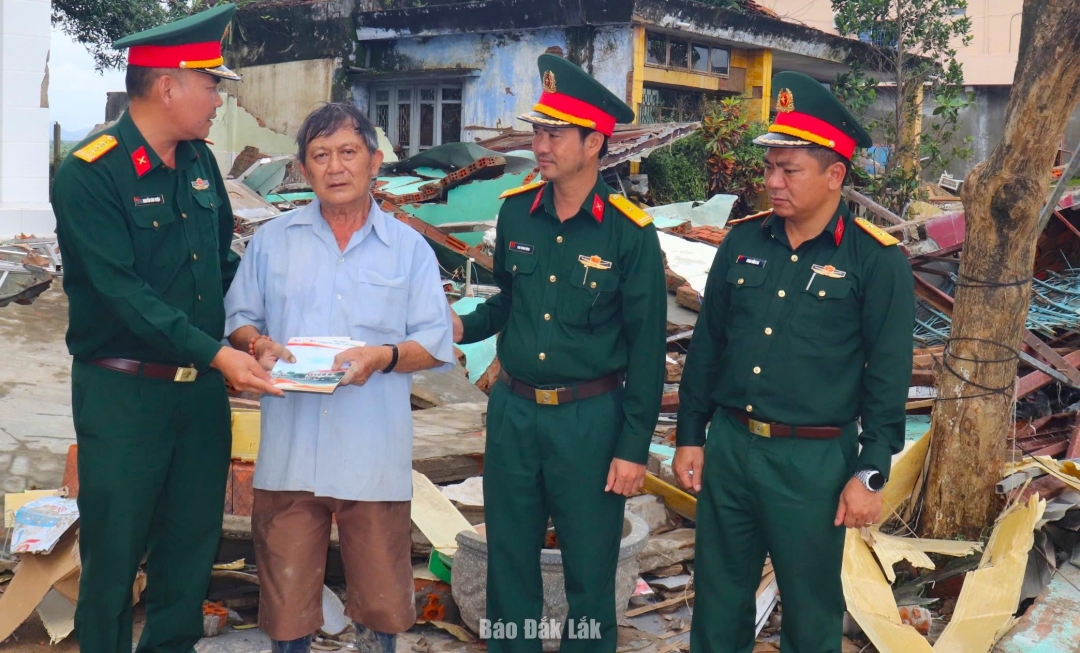 Đoàn công tác trao quà hỗ trợ người dân bị sập nhà tại xã Sơn Hòa.