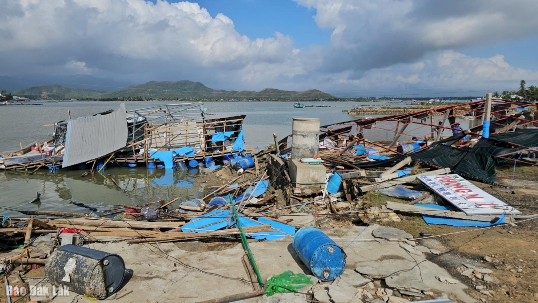 Các lồng bè nuôi thủy sản trên địa bàn xã Xuân Lộc bị hư hại nặng do bão số 13 gây ra.