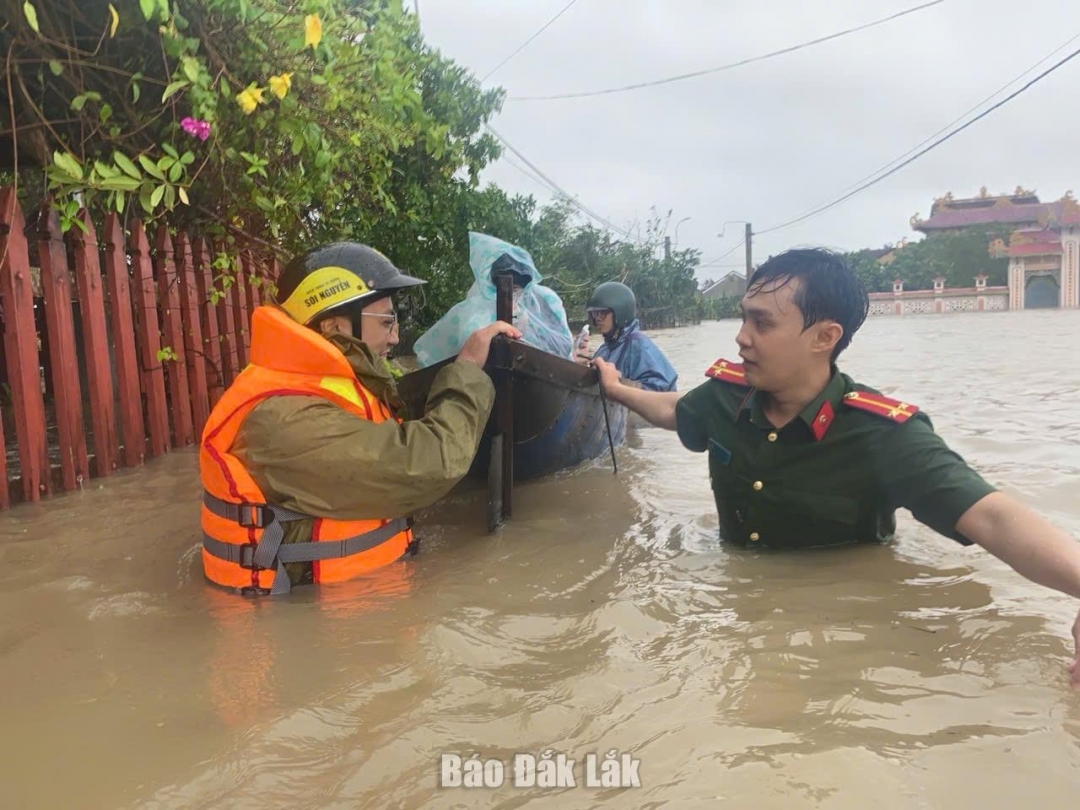 Lực lượng chức năng của phường lội nước, dùng sõng cứu người dân ra khỏi vùng nước sâu.