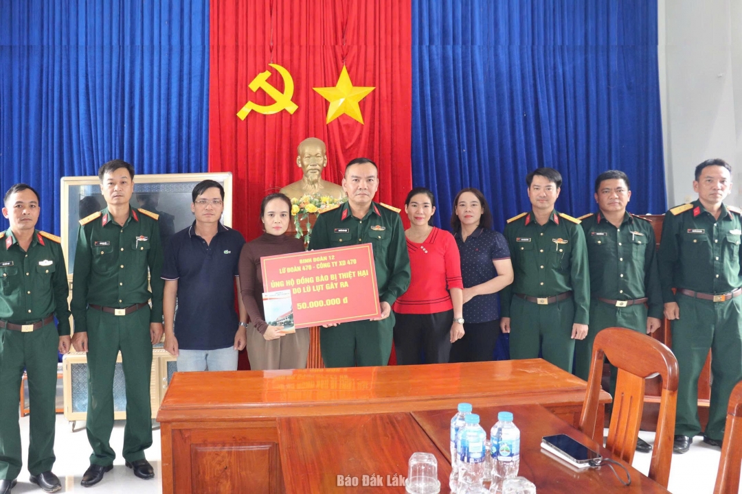 Đoàn công tác trao quà hỗ trợ tại xã Hòa Thịnh.