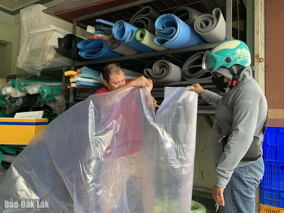 người dân mua bạt nilon về đựng nước chằng mái lôn.