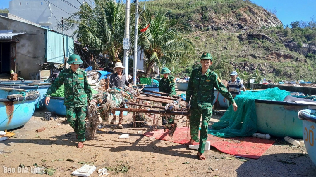 Bộ đội biên phòng hỗ trợ người dân ở xã Xuân Lộc khắc phục hậu quả sau bão. Ảnh: T.Hiếu