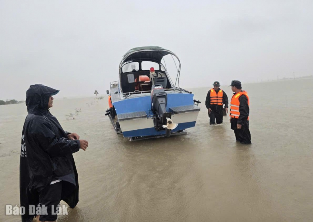 Lực lượng chức năng hỗ trợ đưa người dân đi tránh lũ.