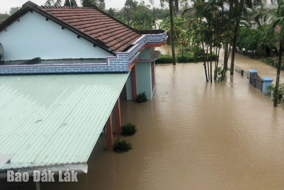 Hiện nhiều khu vực trên địa bàn xã Tây Hòa vẫn đang bị chia cắt do mưa lũ.