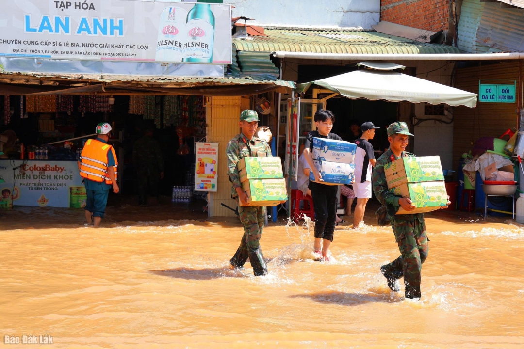 Lực lượng chức năng giúp dân di dời tài sản.