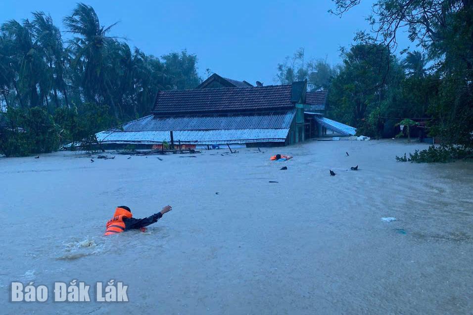 Lực lượng cứu nạn Công an tỉnh tiếp cận căn nhà bị lũ tại xã Ô Loan chiều 19/11.