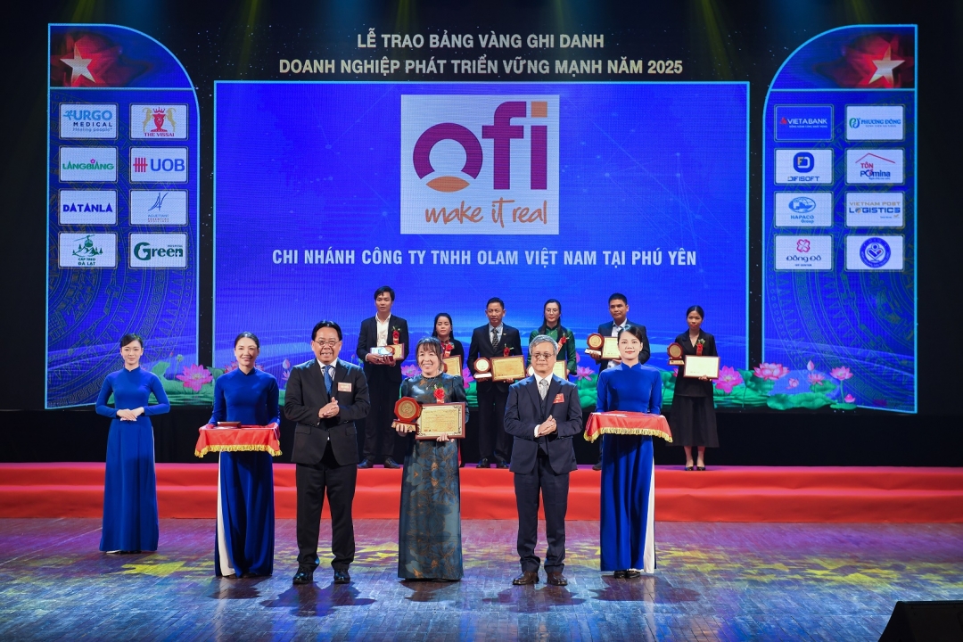 Bà Nguyễn Thị Thanh Lam - Phó Tổng Giám đốc Ngành hàng hạt điều, đại diện Nhà máy Điều của ofi tại tỉnh Đắk Lắk nhận giải thưởng Top 20 Doanh nghiệp FDI xuất sắc tại Việt Nam năm 2025.