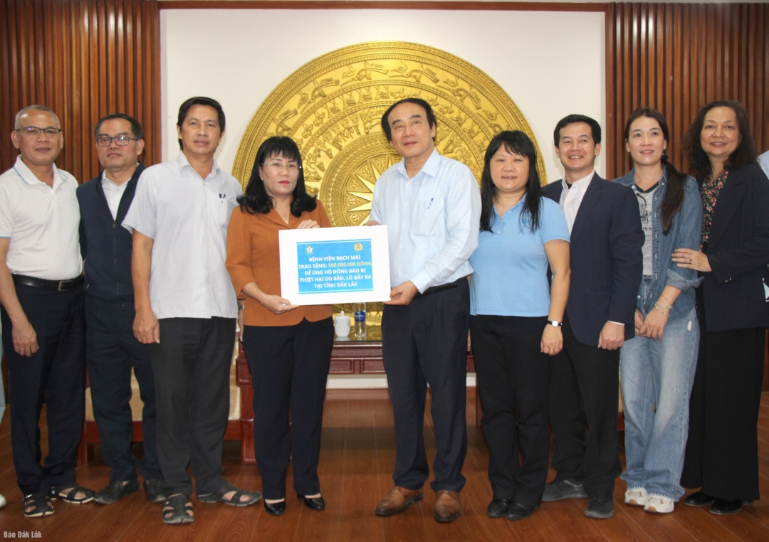 Lãnh đạo Bệnh viện Bạch Mai trao bảng tượng trưng hỗ trợ 500 triệu đồng cho tỉnh Đắk Lắk.