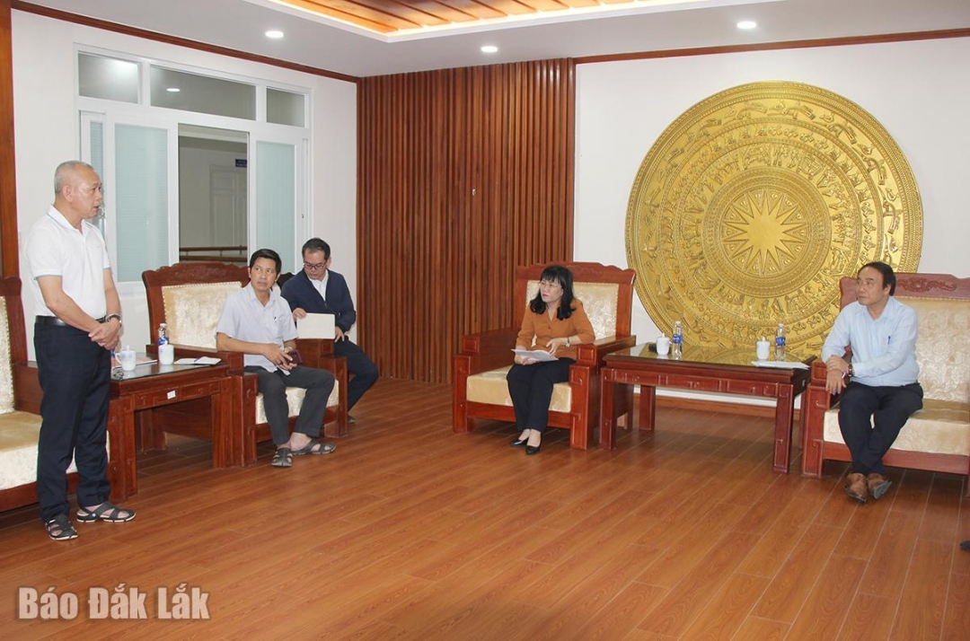 Lãnh đạo Sở Y tế báo cáo tình hình khó khăn của ngành sau mưa lũ.