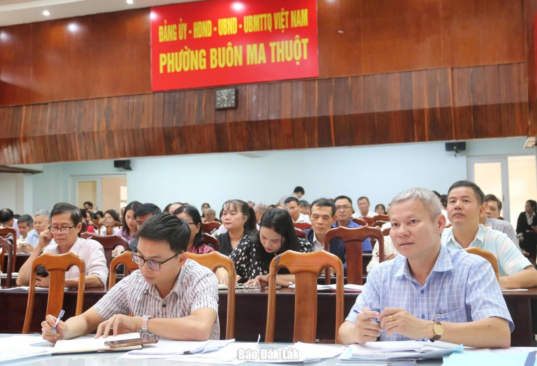 Các đại biểu tham dự buổi làm việc.