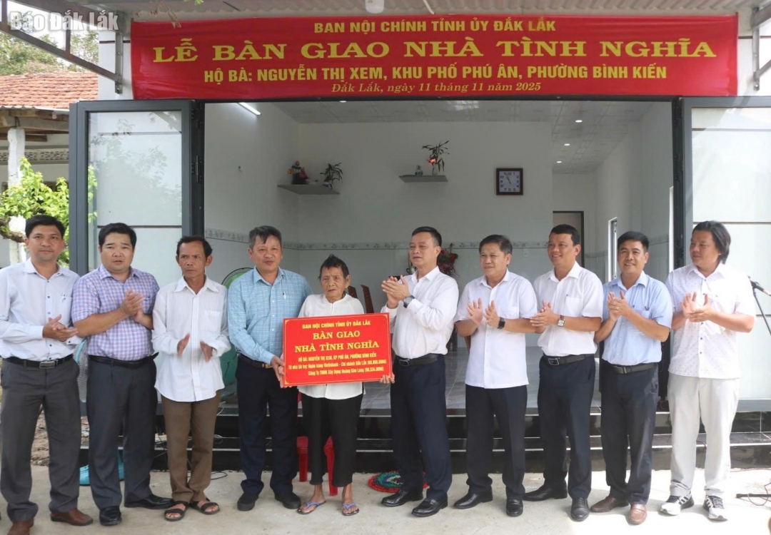 Ban Nội chính Tỉnh ủy và lãnh đạo địa phương bàn giao nhà tình nghĩa cho bà Nguyễn Thị Xem.