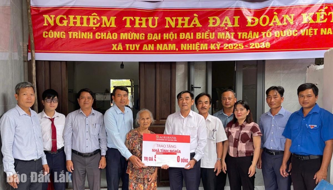 Lãnh đạo địa phương và Ngân hàng Agribank bàn giao nhà cho bà Chót.