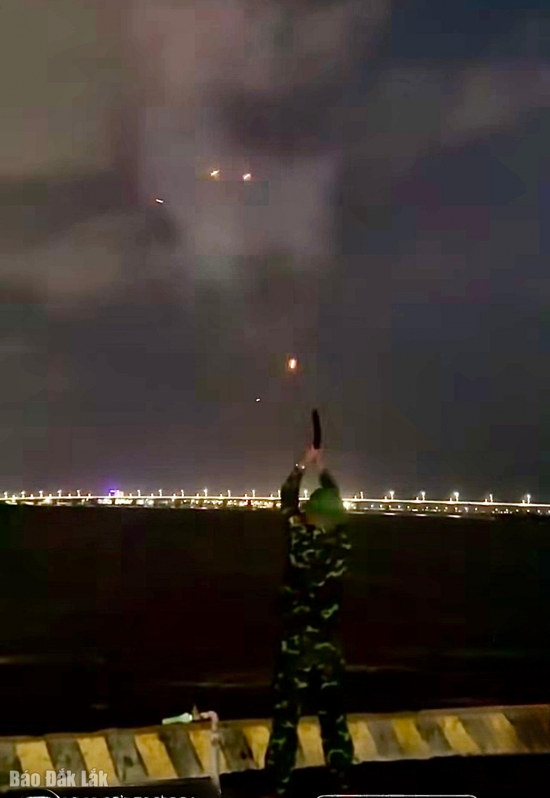 Hải đội Biên phòng 2 bắn pháo hiệu báo bão tại khu vực cửa biển.