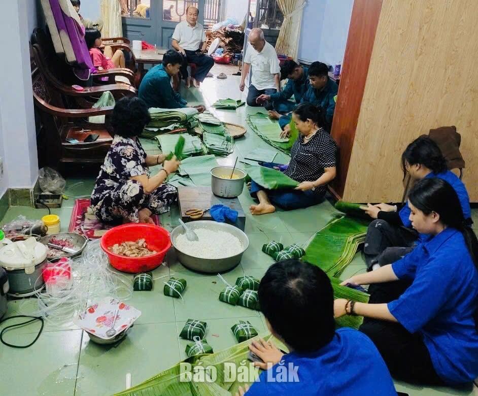 Cán bộ, chiến sĩ, đoàn viên thanh niên, người dân phường Buôn Ma Thuột gói bánh chưng để chuyển đến vùng lũ phía Đông của tỉnh.