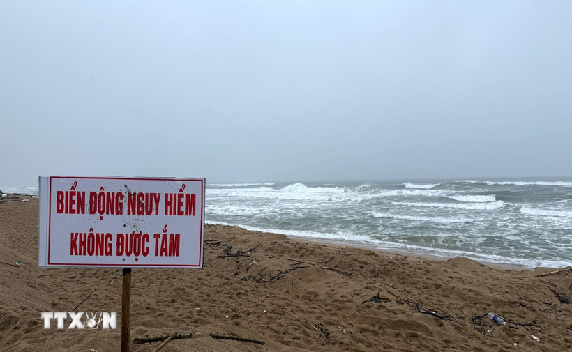Vùng biển Tuy Hòa có sóng lớn, cơ quan chức năng đặt biển cấm tắm. Ảnh: TTXVN