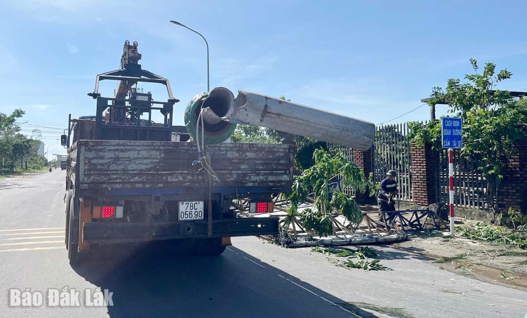 Trụ điện, biển quảng cáo hư hỏng được di dời để đảm bảo giao thông và mỹ quan đô thị.