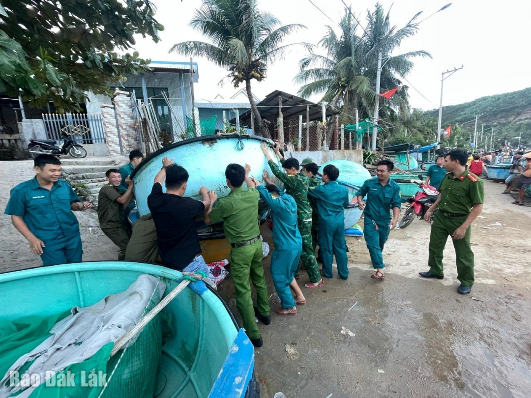 Các lực lượng công an, quân sự xã Xuân Lộc hỗ trợ người dân di dời phương tiện, tài sản đến nơi an toàn. Ảnh: CTV