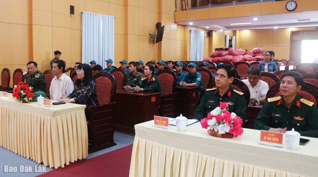 đoàn công tác của Bộ Tư lệnh Quân khu 5 do Đại tá Phan Đại Nghĩa - Phó tư lệnh kiêm Tham mưu trưởng Quân khu 5 làm trưởng đoàn đã đến thăm và trao quà hỗ trợ tỉnh Đắk Lắk khắc phục hậu quả sau đợt mưa lũ.