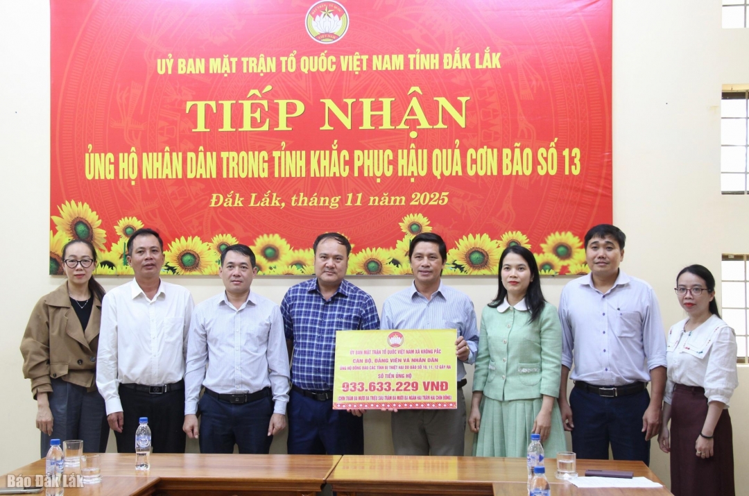 Đại diện xã Krông Pắc trao tiền ủng hộ về Ủy ban MTTQ Việt Nam tỉnh.