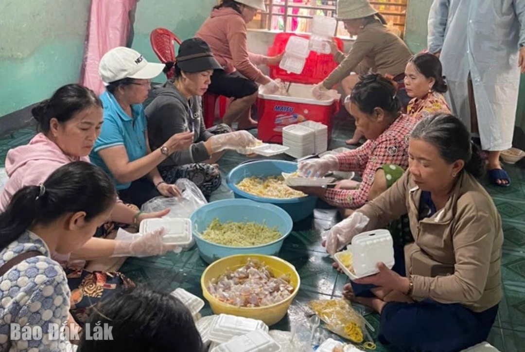 Các bếp ăn của xã Tuy An Nam cung cấp hàng ngàn suất ăn mỗi ngày cho các vùng bị ngập lũ.