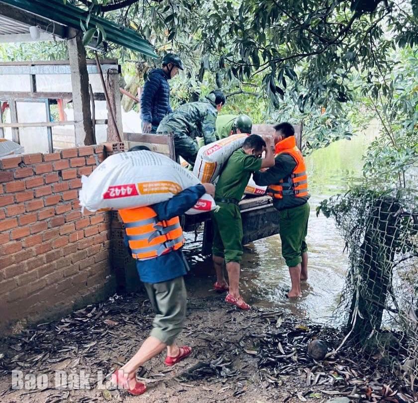 Lực lượng chức năng hỗ trợ người dân di dời tài sản.