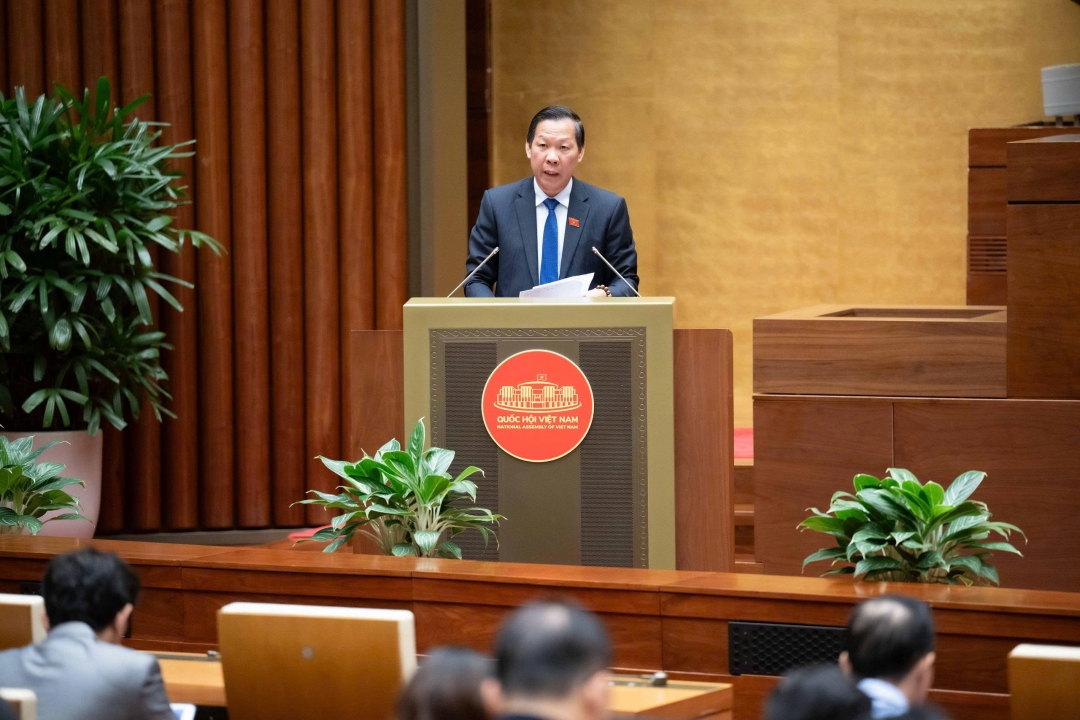 Chủ nhiệm Ủy ban Kinh tế và Tài chính Phan Văn Mãi trình bày báo cáo thẩm tra. Ảnh: quochoi.vn