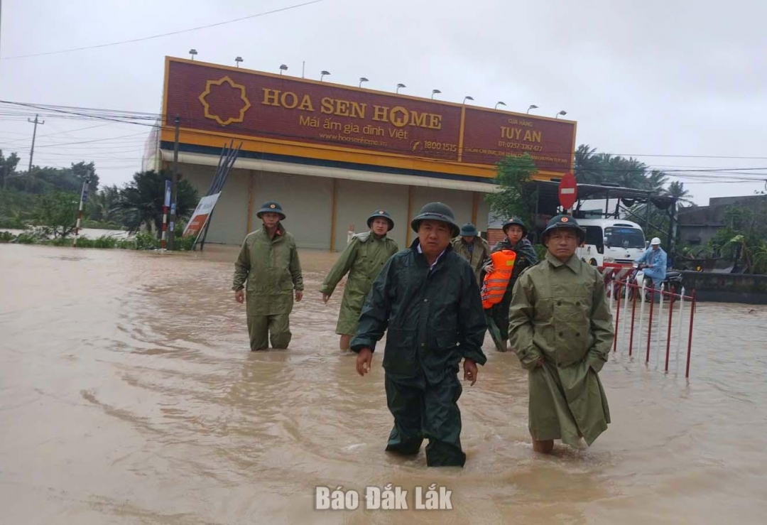 Bí thư Tỉnh ủy Lương Nguyễn Minh Triết kiểm tra tình hình mưa lũ tại thôn Phong Hậu, xã Tuy An Bắc. Ảnh Trung Hiếu