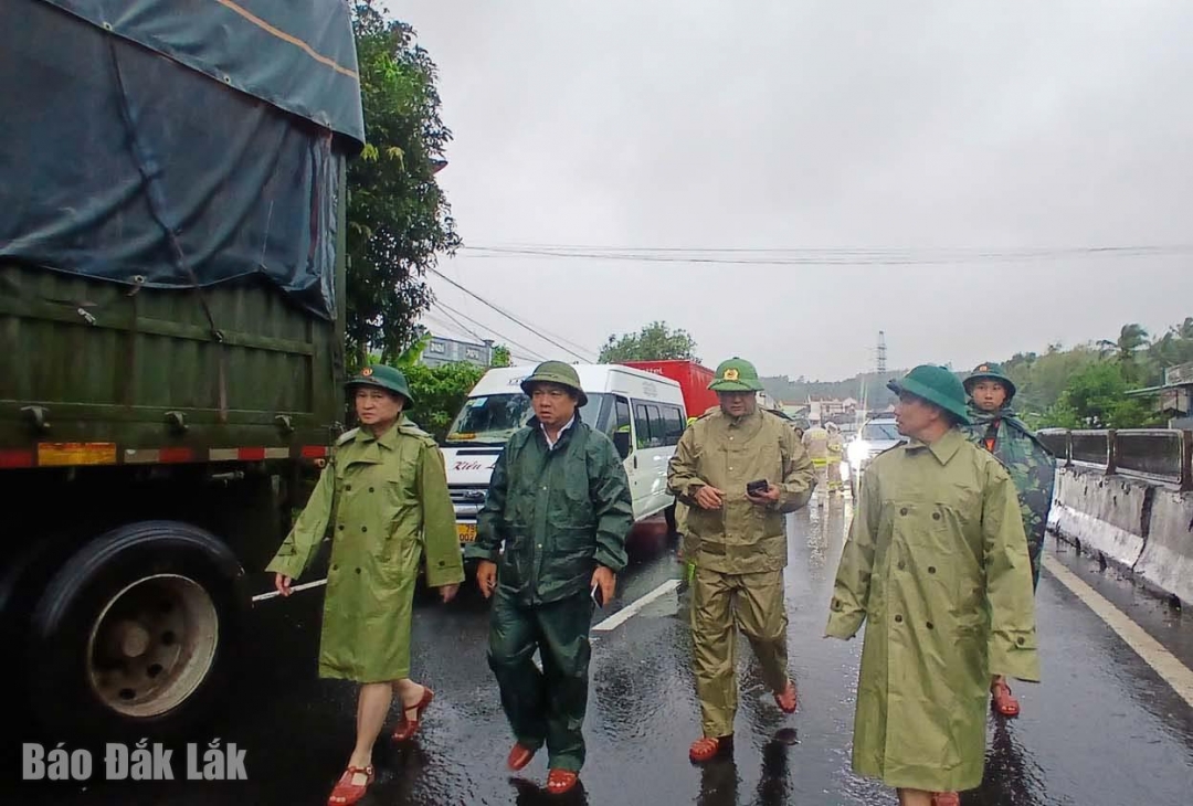 Bí thư Tỉnh ủy thị sát chỉ đạo lực lượng chức năng khẩn trương di dời dân tại xã Tuy An Bắc.