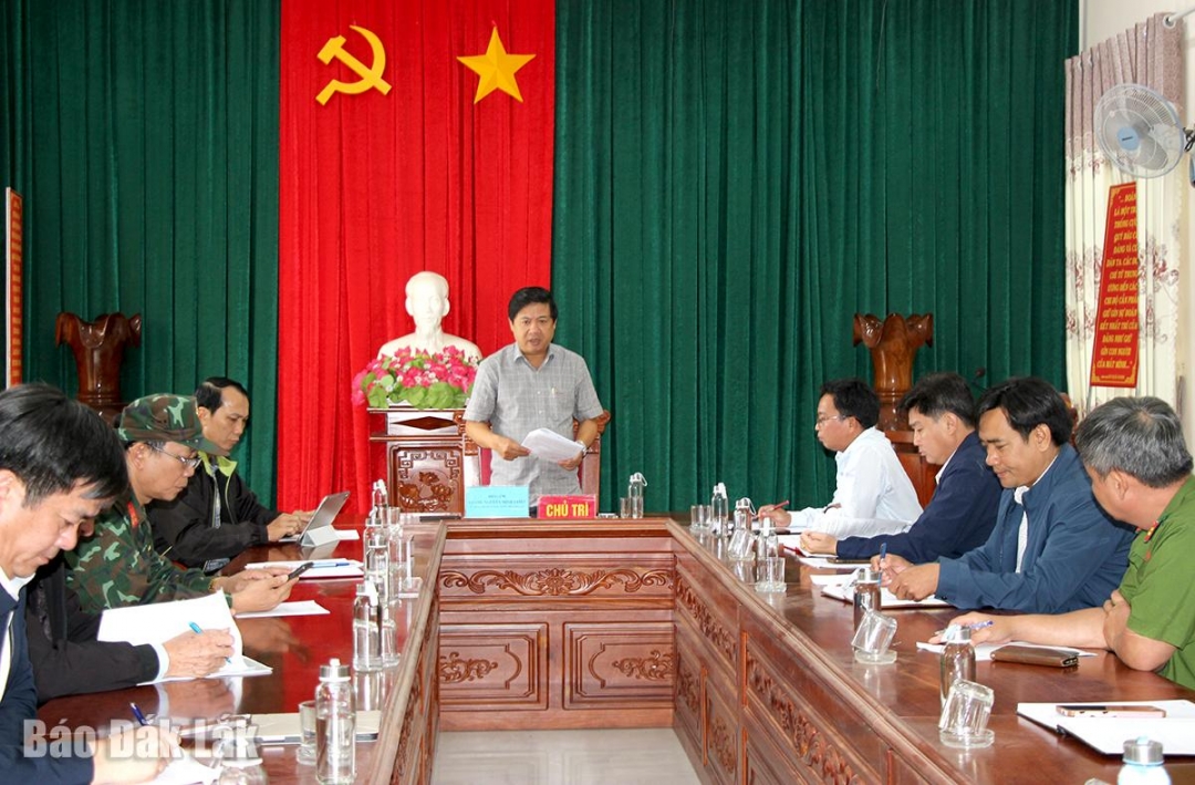 Ủy viên dự khuyết Trung ương Đảng, Bí thư Tỉnh ủy Lương Nguyễn Minh Triết làm việc với lãnh đạo xã Sơn Hòa về công tác khắc phục thiệt hại do mưa lũ.