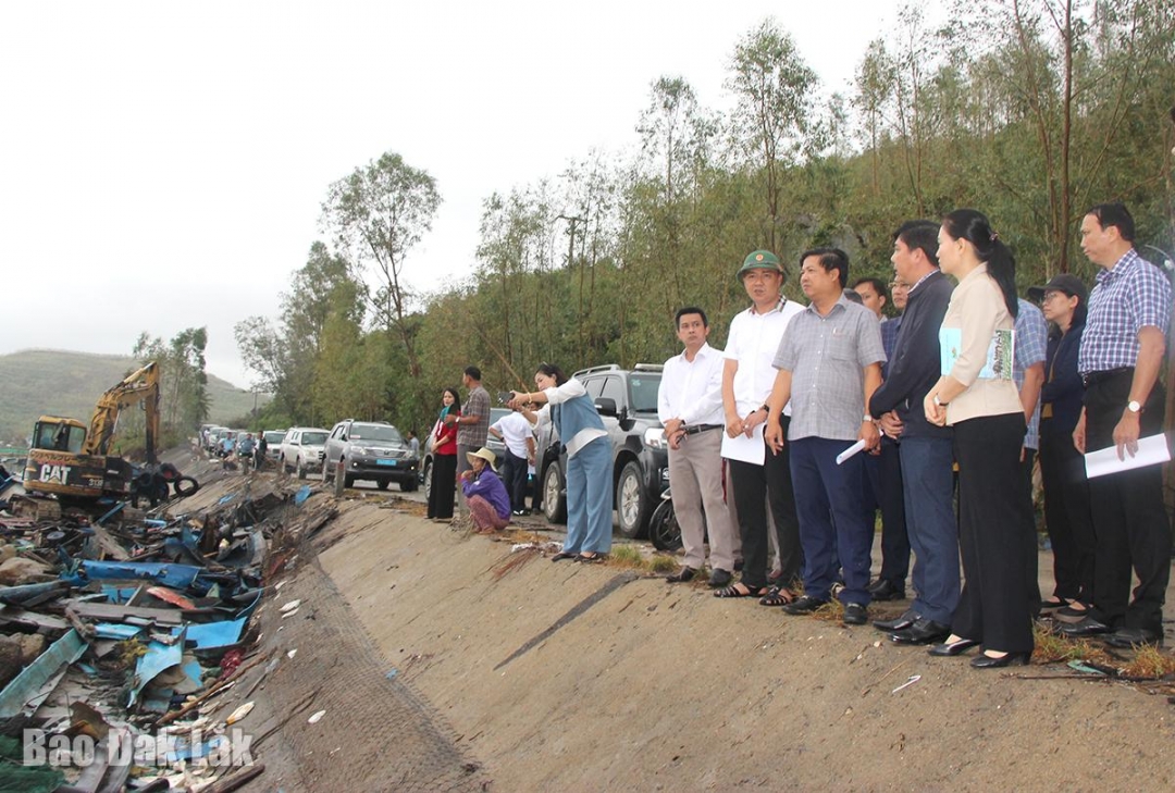Đoàn công tác của Tỉnh ủy kiểm tra công tác khắc phục thiệt hại tại khu vực Vũng Chào, phường Sông Cầu.