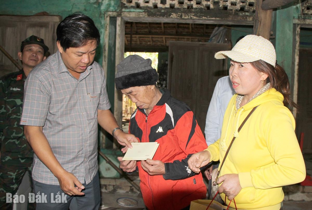 Bí thư Tỉnh ủy Lương Nguyễn Minh Triết thăm gia đình ông Nguyễn Xuân Sang, gia đình chính sách có nhà sập hoàn toàn do mưa lũ.