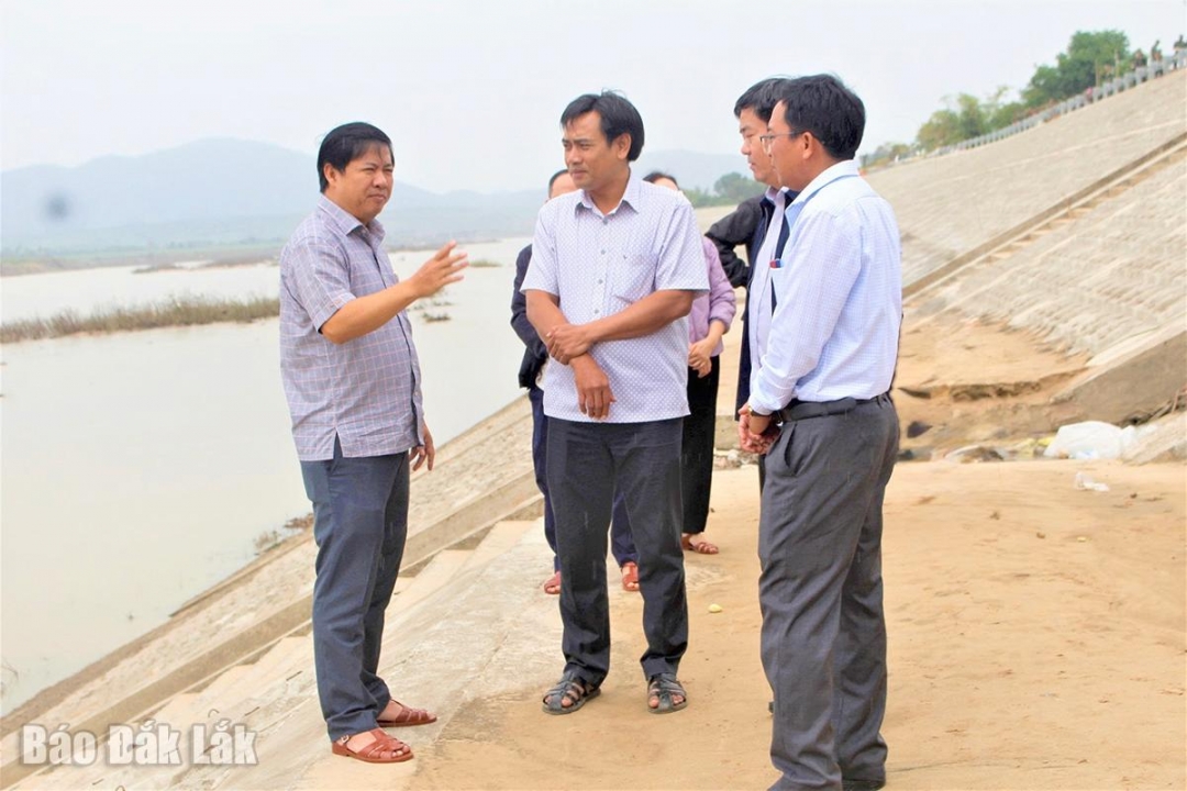 Ủy viên dự khuyết Trung ương Đảng, Bí thư Tỉnh ủy Lương Nguyễn Minh Triết kiểm tra tình trạng sạt lở tại khu vực bờ sông Ba.