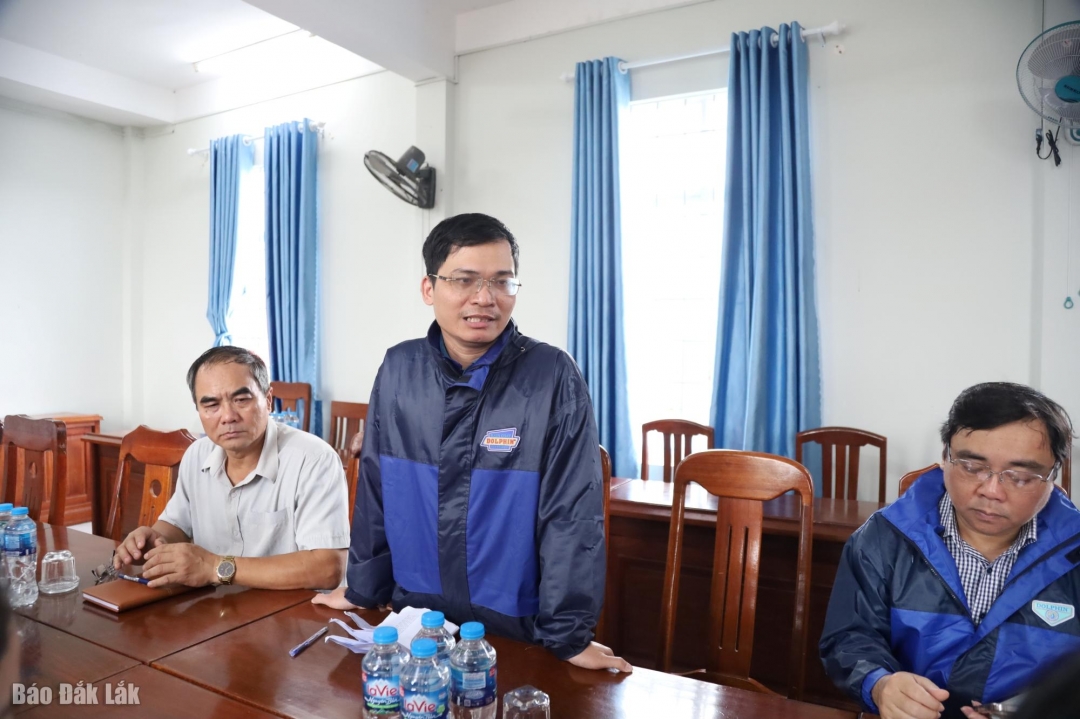 Bí thư Đảng ủy xã Hòa Thịnh Phương Văn Lành báo cáo tình hình khắc phục lũ.
