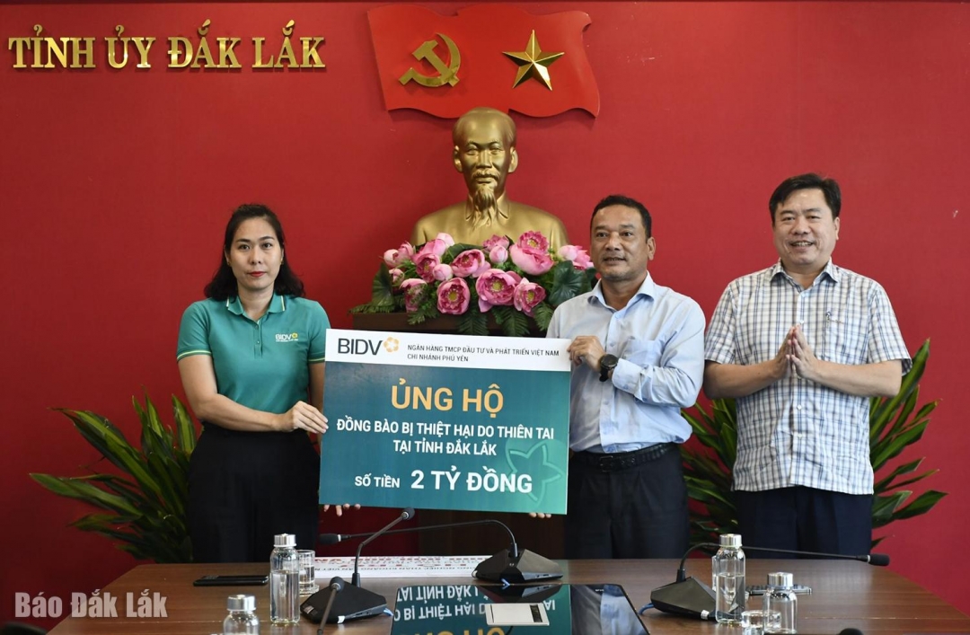 Đại diện BIDV trao hỗ trợ 2 tỷ đồng.