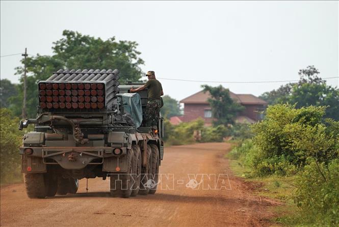 Binh sĩ Campuchia được triển khai cùng bệ phóng rocket đa nòng BM-21 Grad tại khu vực biên giới tranh chấp với Thái Lan ở gần đền Ta Moan Thom, ngày 25/7/2025. Ảnh: Reuters/TTXVN