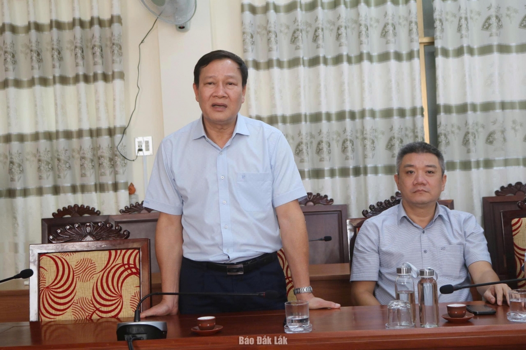 Ủy viên Ban Thường vụ Tỉnh ủy, Bí thư Đảng ủy phường Buôn Ma Thuột Trần Phú Hùng phát biểu động viên lãnh đạo và nhân dân các địa phương bị thiệt hại.