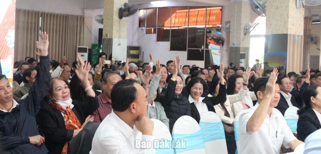 Các đại biểu biểu quyết bầu Trưởng đoàn, Phó trưởng đoàn hội thẩm nhân dân. 