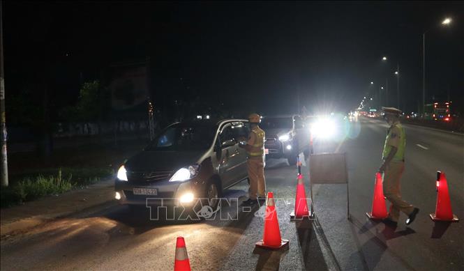 Lực lượng chức năng lập chốt kiểm tra xử lý vi phạm nồng độ cồn. Ảnh tư liệu: Đậu Tất Thành/TTXVN