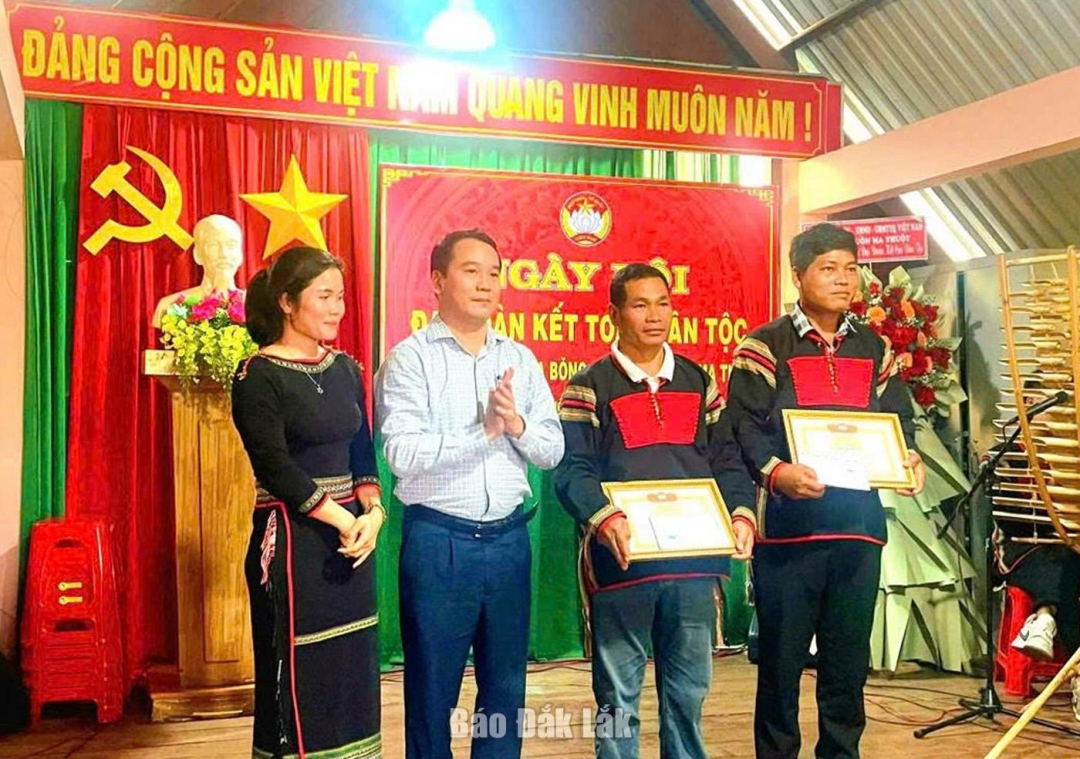 Phó Bí thư Thường trực Đảng uỷ phường Buôn Ma Thuột Nguyễn Văn Bình trao tặng giấy khen cho các tập thể, cá nhân Buôn Ea Bông, phường Buôn Ma Thuột có thành tích tiêu biểu trong thực hiện Cuộc vận động “Toàn dân đoàn kết xây dựng nông thôn mới, đô thị văn minh năm 2025”.