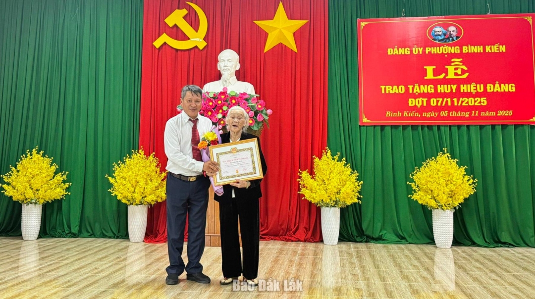 Bí thư Đảng ủy, Chủ tịch HĐND phường Bình Kiến Nguyễn Lê Vi Phúc trao tặng Huy hiệu Đảng cho đảng viên.