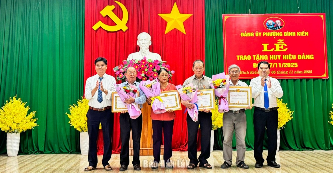 Thường trực Đảng ủy phường Bình Kiến trao tặng Huy hiệu Đảng cho đảng viên.