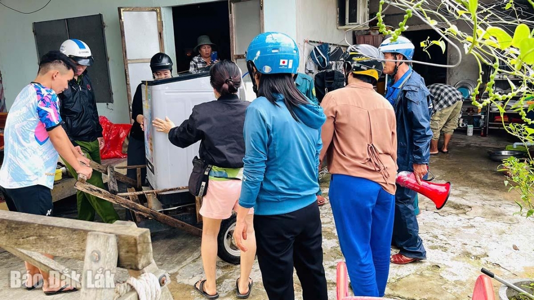 Chính quyền địa phương giúp người dân ở vùng trũng ngập di dời tài sản tới nơi an toàn.