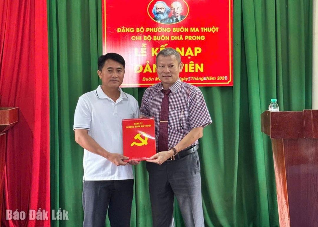 Trưởng Ban Xây dựng Đảng phường Buôn Ma Thuột Nguyễn Trinh Đạt trao quyết định kết nạp đảng viên cho đồng chí Trần Văn Hiếu (Chi bộ buôn Dhap Prong).