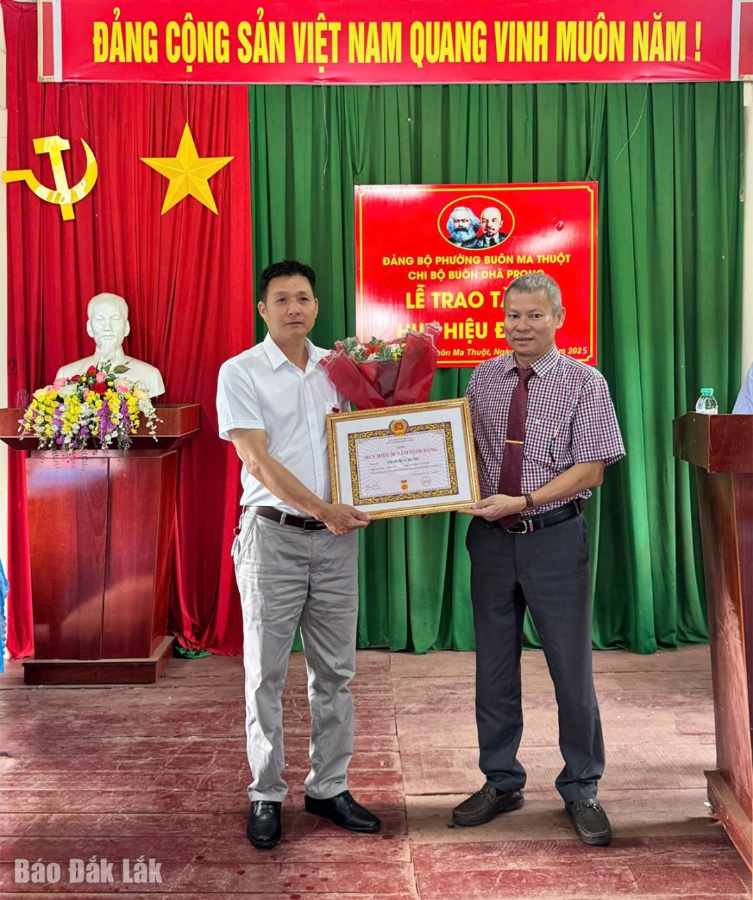 Trưởng Ban Xây dựng Đảng, Đảng ủy phường Buôn Ma Thuột Nguyễn Trinh Đạt trao huy hiệu 30 năm tuổi Đảng cho đảng viên