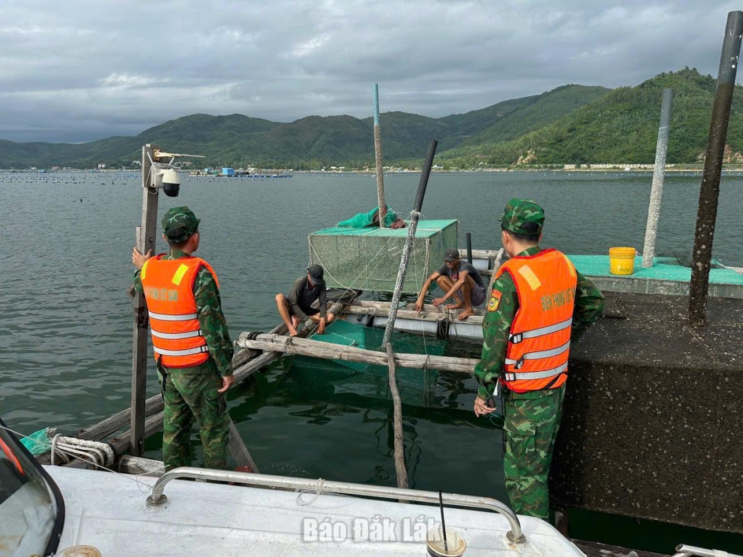 Cán bộ, chiến sĩ Đồn Biên phòng Xuân Hoà tuyên truyền thông tin bão số 13 cho các chủ phương tiện, chủ lồng bè nuôi trồng thuỷ sản trên địa bàn đồn phụ trách. Ảnh: Thùy Dung