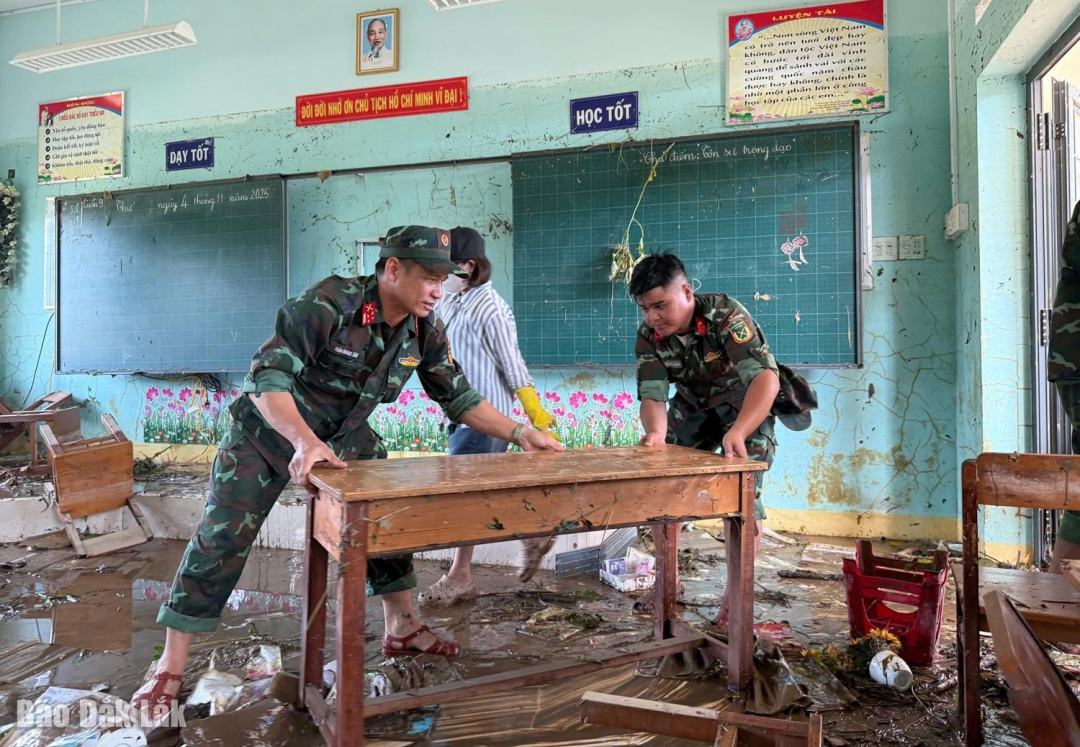 Lực lượng bộ đội đang giúp Trường tiểu học Phú Mỡ dọn dẹp sau bão lũ.