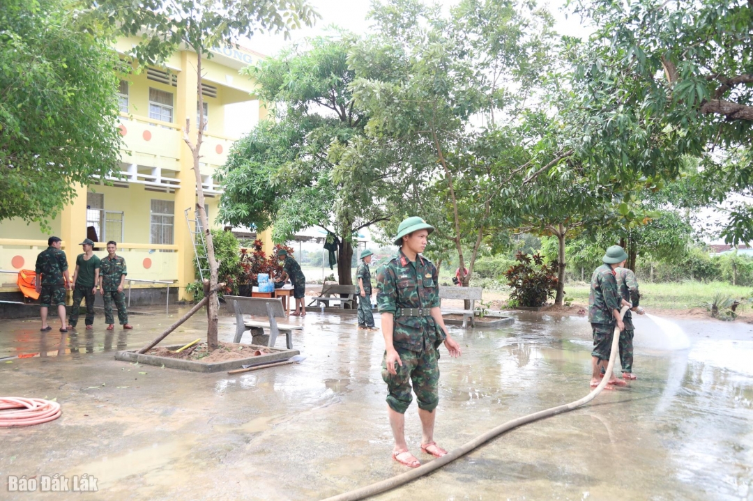 Bộ đội hỗ trợ dọn bùn đất tại Trường tiểu học Hòa Mỹ Đông, xã Hòa Mỹ, sau khi lũ rút.
