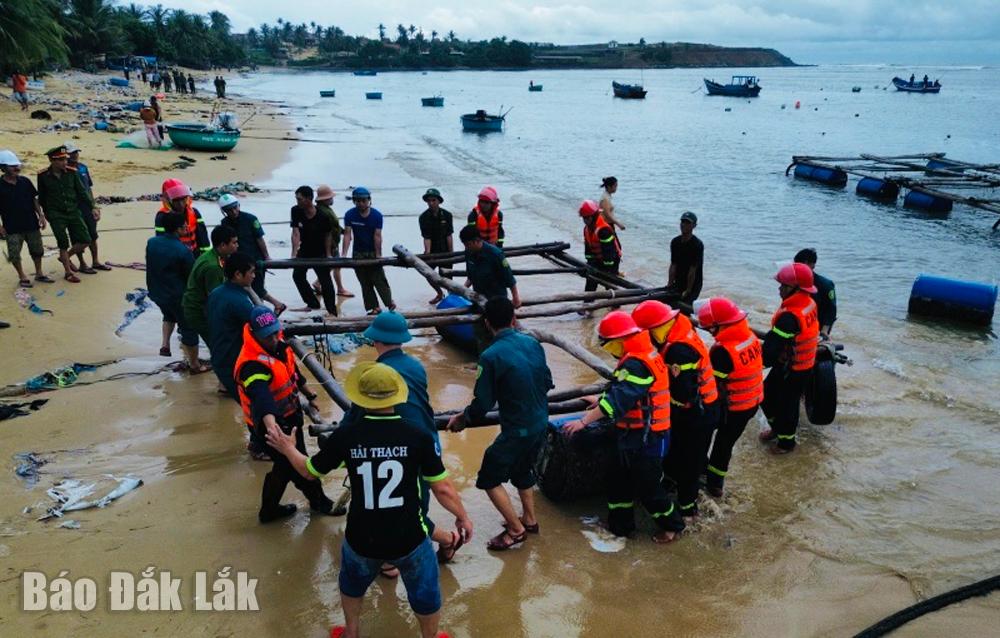 Đội chữa cháy - cứu nạn cứu hộ khu vực 8 – tỉnh Đắk Lắk hỗ trợ người dân xã Tuy An Nam đưa bè gỗ nuôi cá từ biển vào bờ.