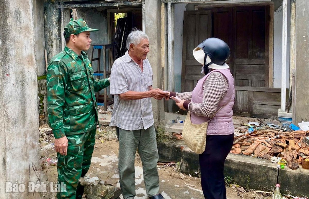 Đại diện Đồn Biên phòng Xuân Đài và mạnh thường quân đên hỏi và trao quà cho bà con bị thiệt hại nặng do mưa lũ.