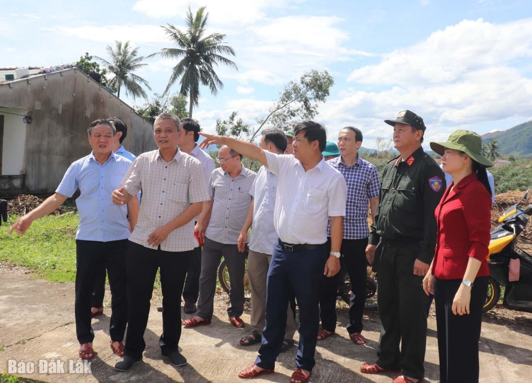 Lãnh đạo tỉnh kiểm tra các khu vực bị thiệt hại nặng tại xã Xuân Lãnh.